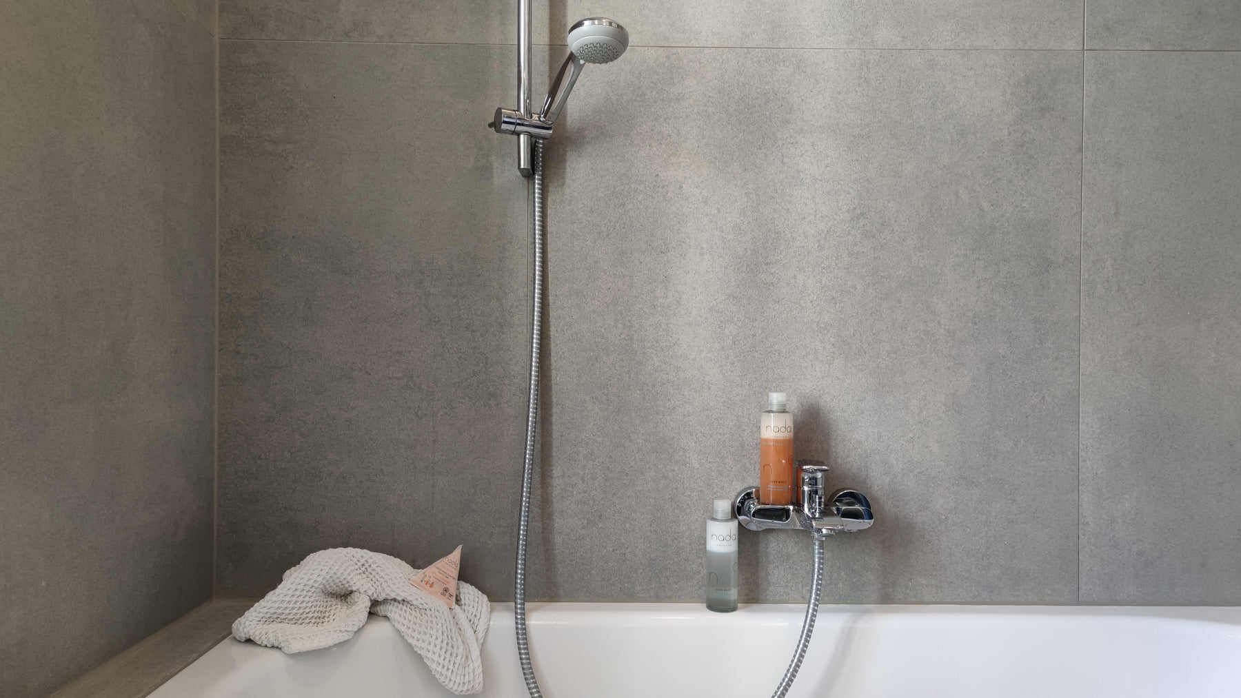 Du hast bereits eine Flasche um dein Shampoo nachzufüllen? Dann bestell dir Refills und spare bei jedem Nachfüllen eine Plastikflasche und 80% Transport-Emissionen!